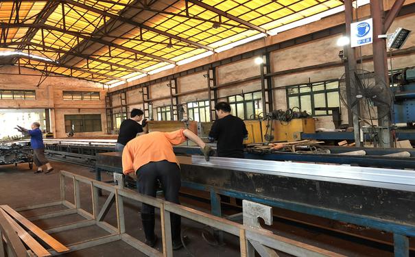 正在检测铝型材